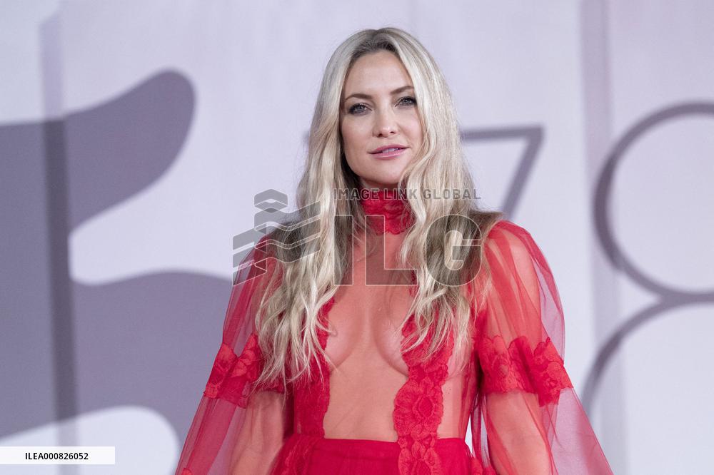 Venice - Mona Lisa And The Blood Moon Premiere AM