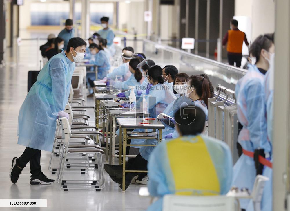 Japan confirms 1st case of Omicron variant