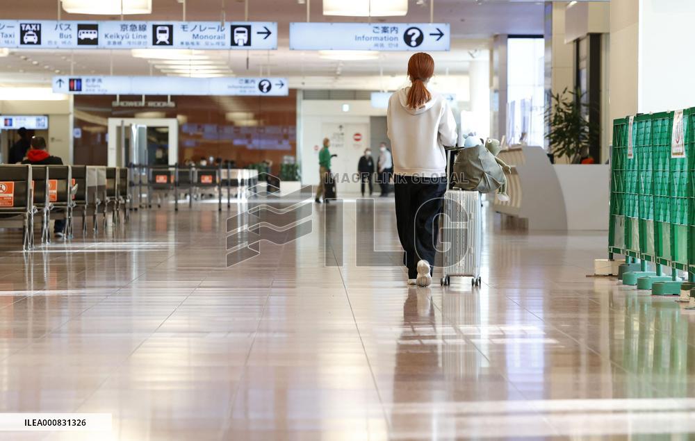 Quiet Haneda airport after global entry ban amid virus fear