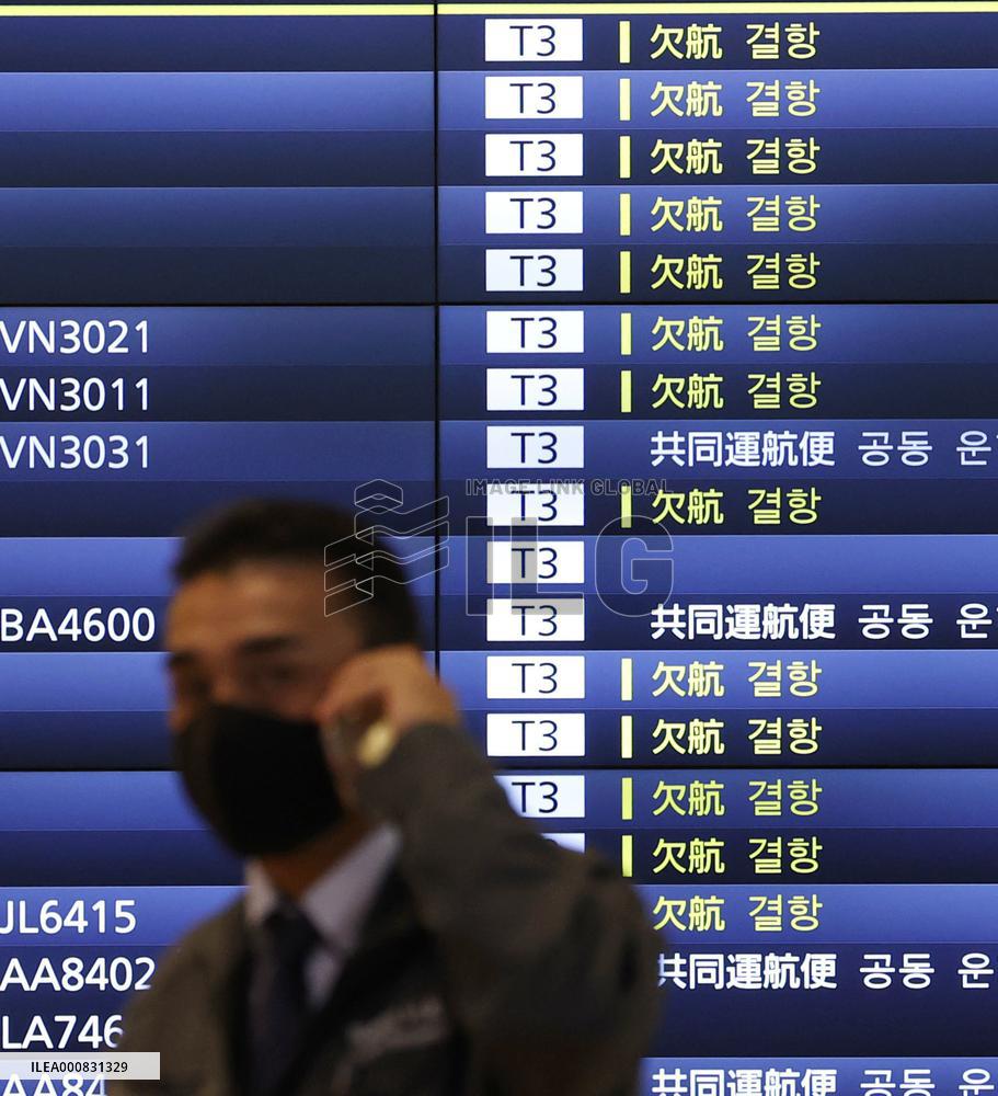 Quiet Haneda airport after global entry ban amid virus fear