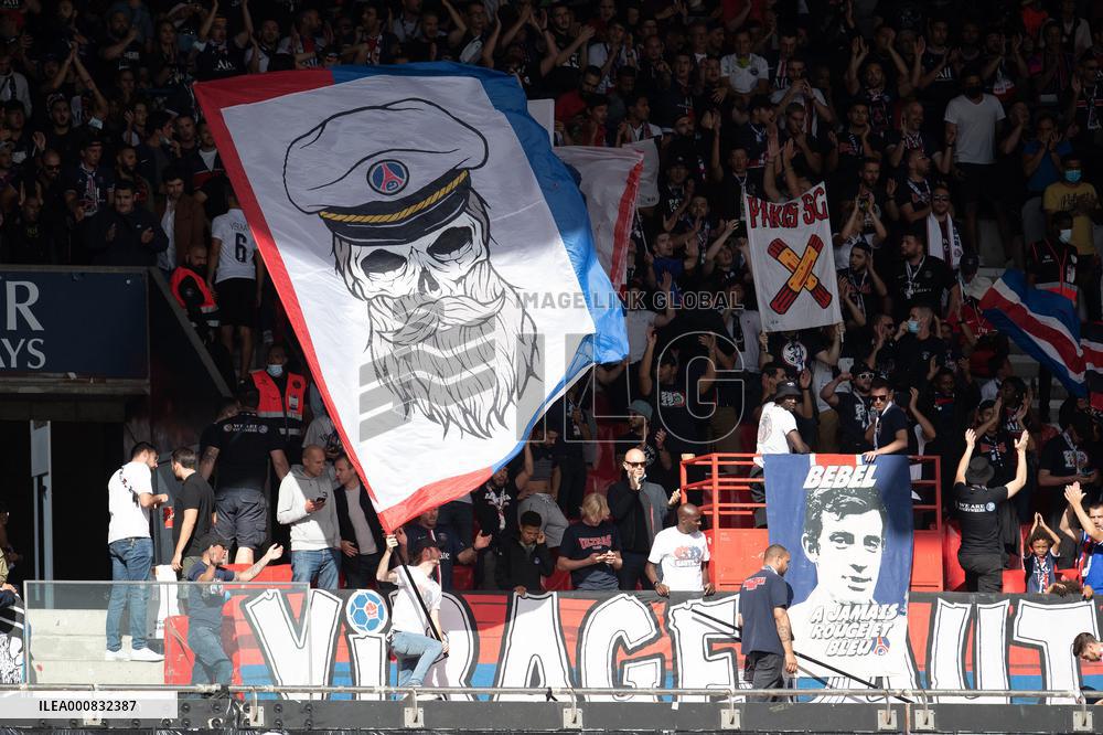Ligue 1 - Paris Saint-Germain v Clermont - Tribute to Jean-Paul Belmondo