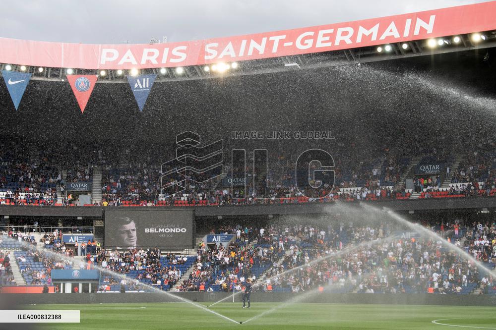 Ligue 1 - Paris Saint-Germain v Clermont - Tribute to Jean-Paul Belmondo
