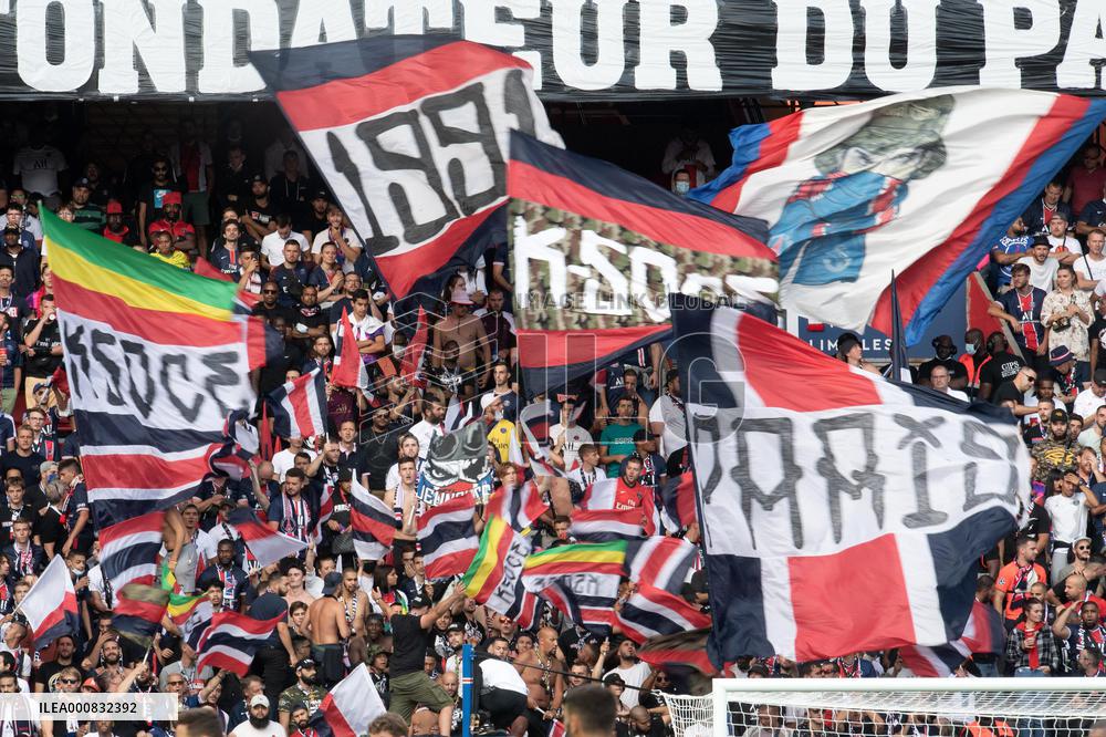 Ligue 1 - Paris Saint-Germain v Clermont - Fans - Paris.