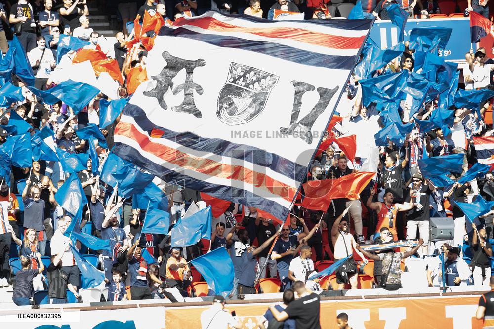 Ligue 1 - Paris Saint-Germain v Clermont - Fans - Paris.