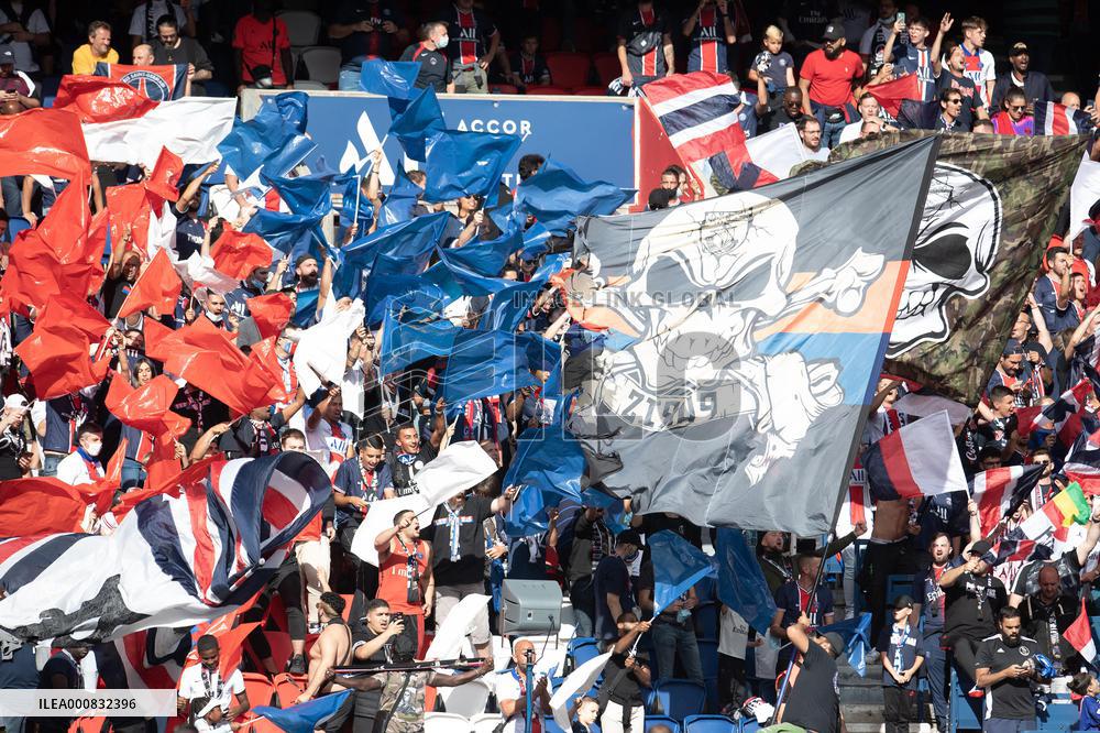 Ligue 1 - Paris Saint-Germain v Clermont - Fans - Paris.