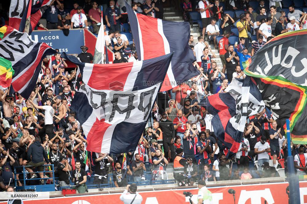 Ligue 1 - Paris Saint-Germain v Clermont - Fans - Paris.