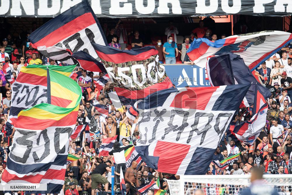 Ligue 1 - Paris Saint-Germain v Clermont - Fans - Paris.