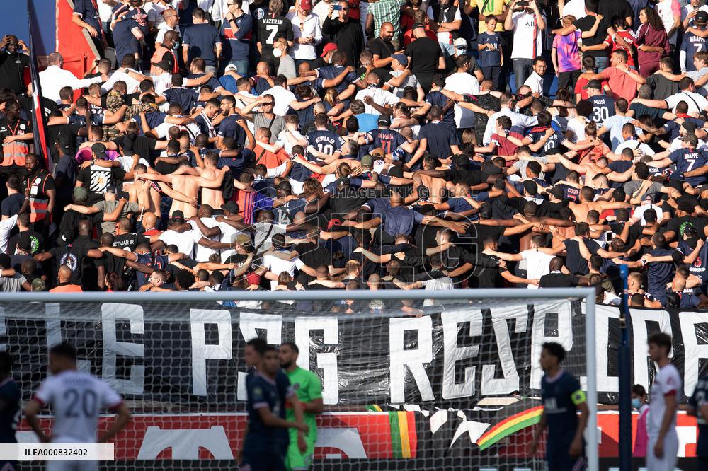 Ligue 1 - Paris Saint-Germain v Clermont - Fans - Paris.