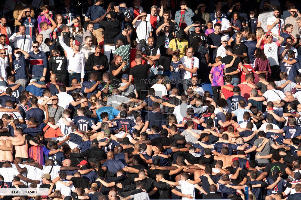 Ligue 1 - Paris Saint-Germain v Clermont - Fans - Paris.