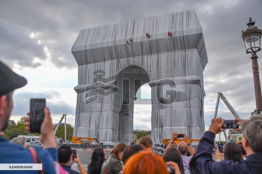 Wrapped Arc De Triomphe Before An Inauguration - Paris