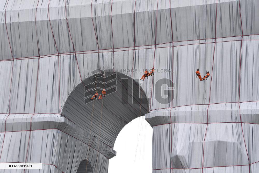 Wrapped Arc De Triomphe Before An Inauguration - Paris