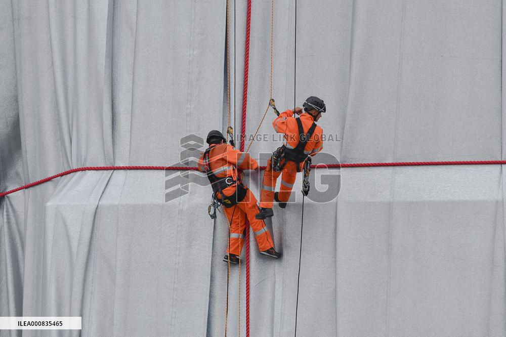 Wrapped Arc De Triomphe Before An Inauguration - Paris