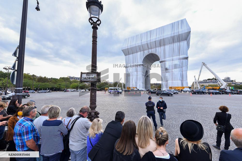 Wrapped Arc De Triomphe Before An Inauguration - Paris