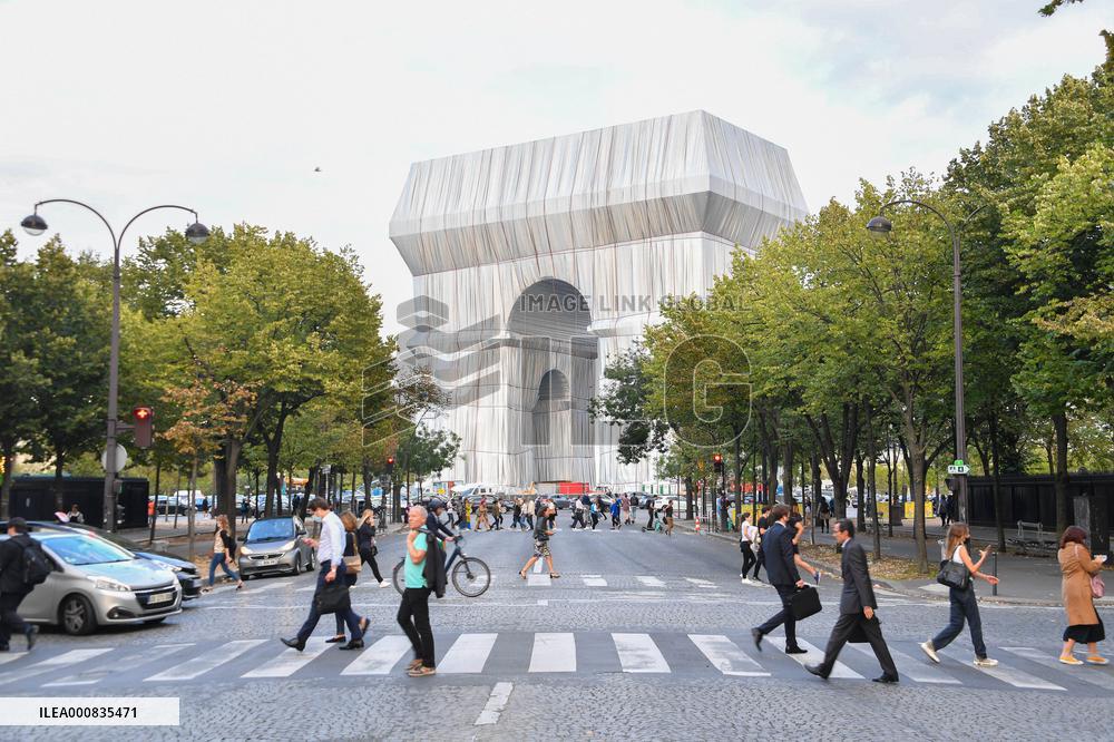 Wrapped Arc De Triomphe Before An Inauguration - Paris