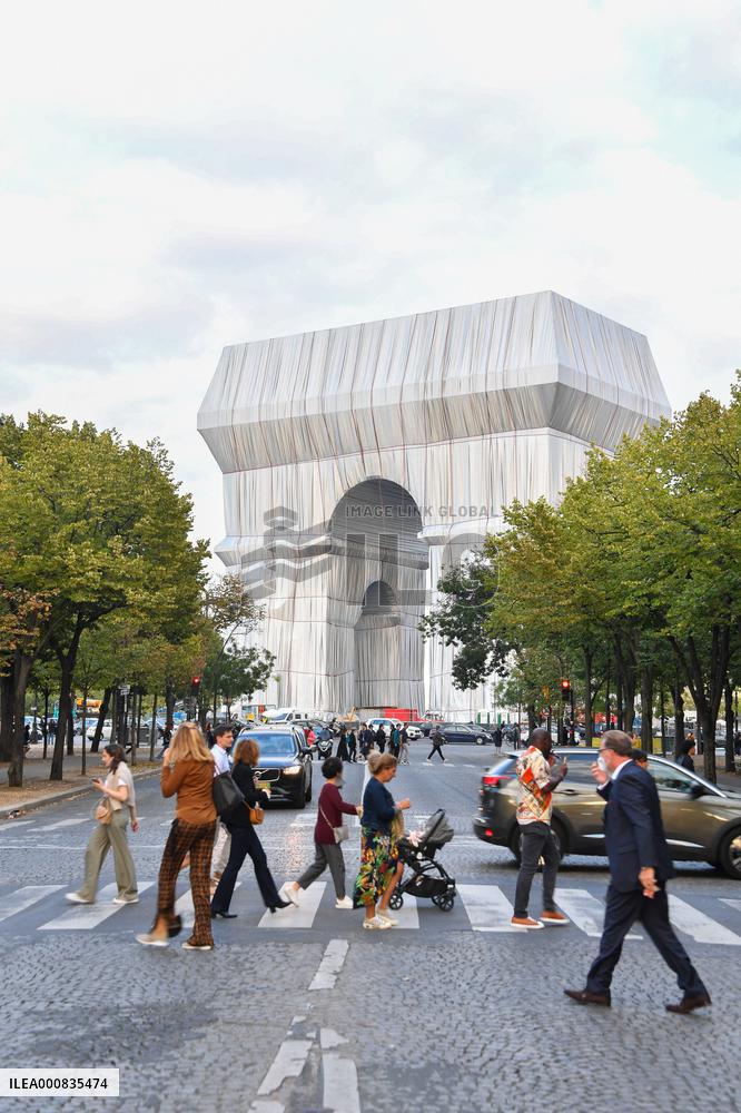 Wrapped Arc De Triomphe Before An Inauguration - Paris