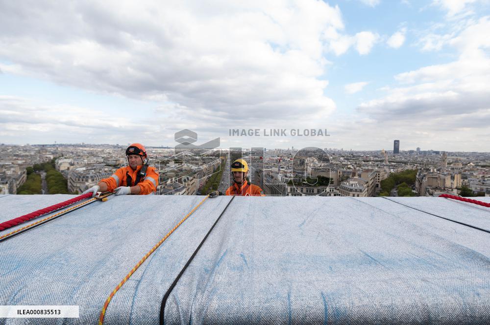 President Macron During Wrapped Arc De Triomphe Inauguration - Paris