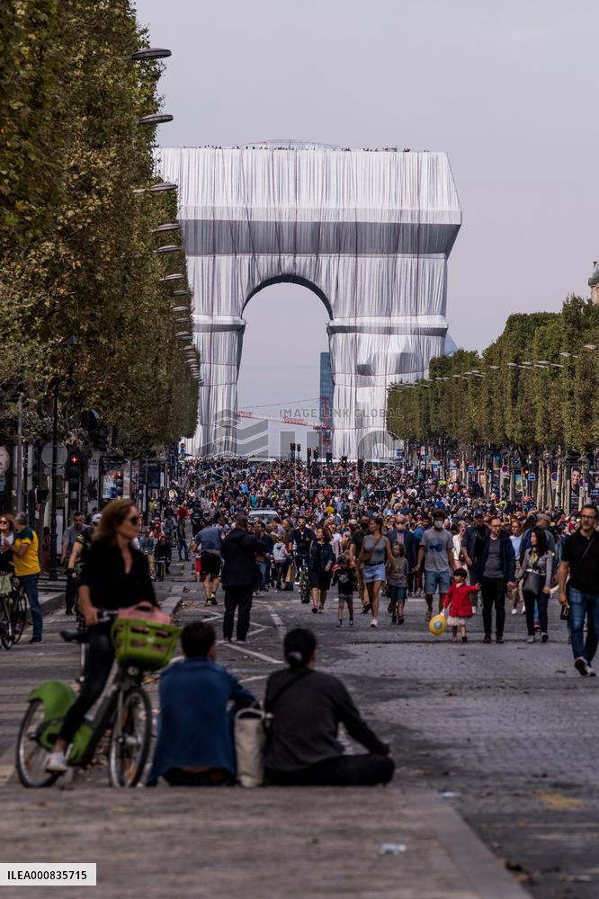 Christo's 'Arc de Triomphe, Wrapped' - Paris