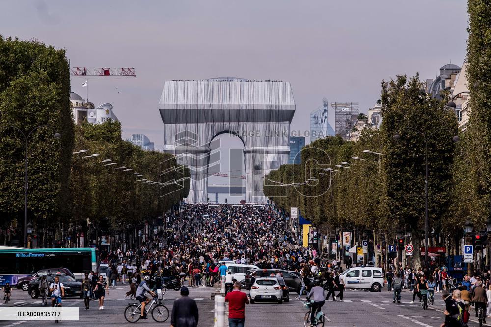 Christo's 'Arc de Triomphe, Wrapped' - Paris