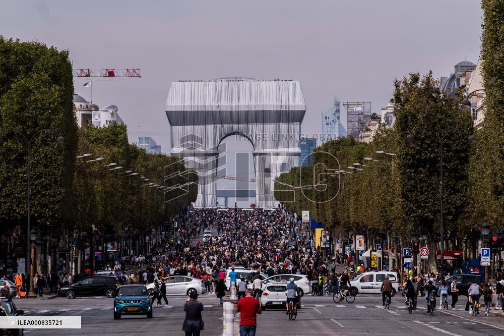 Christo's 'Arc de Triomphe, Wrapped' - Paris