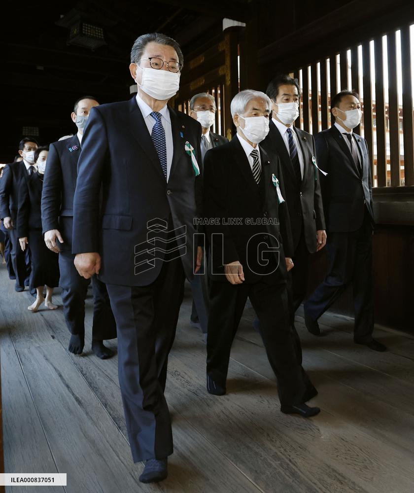Japan lawmakers visit Yasukuni shrine in group