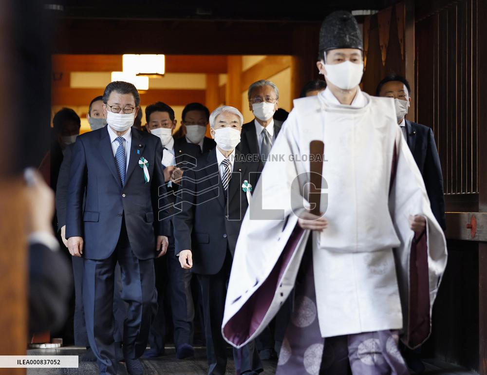 Japan lawmakers visit Yasukuni shrine in group