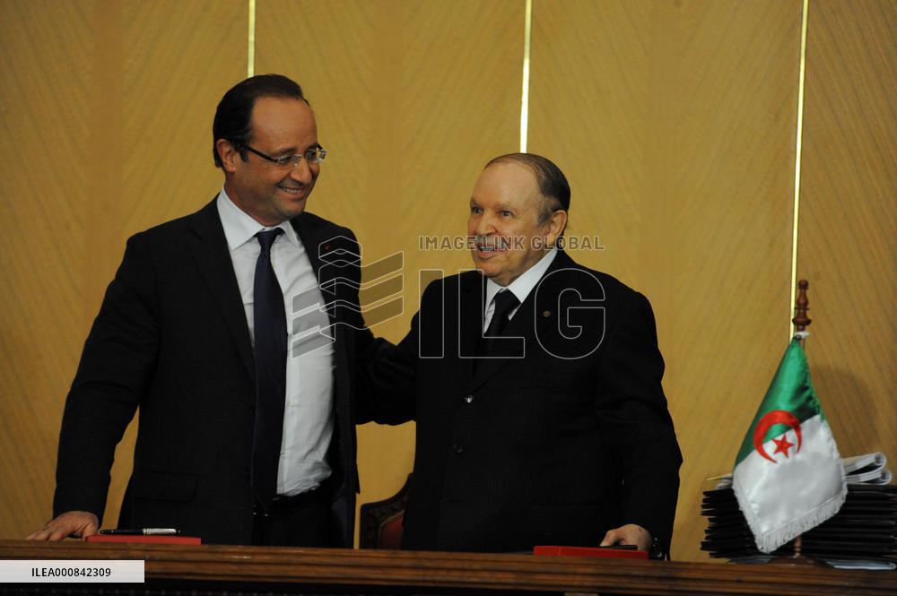 Abdelaziz Bouteflika and Francois Hollande sign the Declaration of Algiers on Friendship and Cooperation