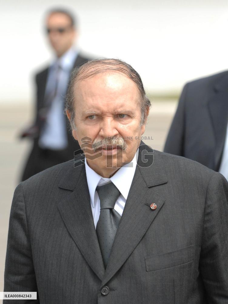 Abdelaziz Bouteflika welcomes Nicolas Sarkozy - Algiers