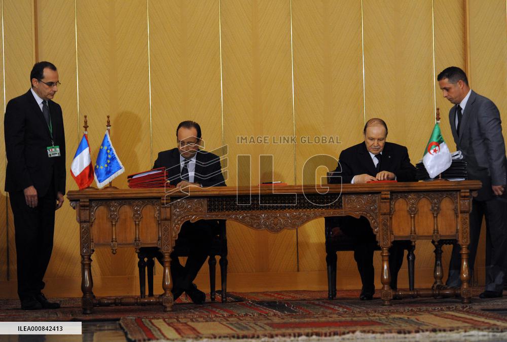 Abdelaziz Bouteflika and Francois Hollande sign the Declaration of Algiers on Friendship and Cooperation