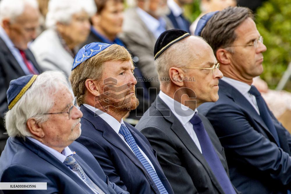 Dutch King unveils Holocaust name monument - Amsterdam