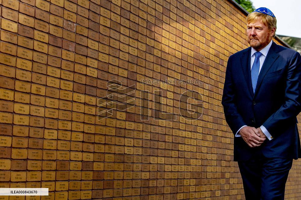 Dutch King unveils Holocaust name monument - Amsterdam