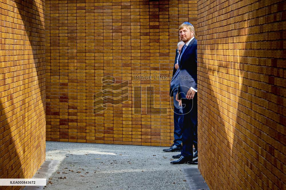 Dutch King unveils Holocaust name monument - Amsterdam