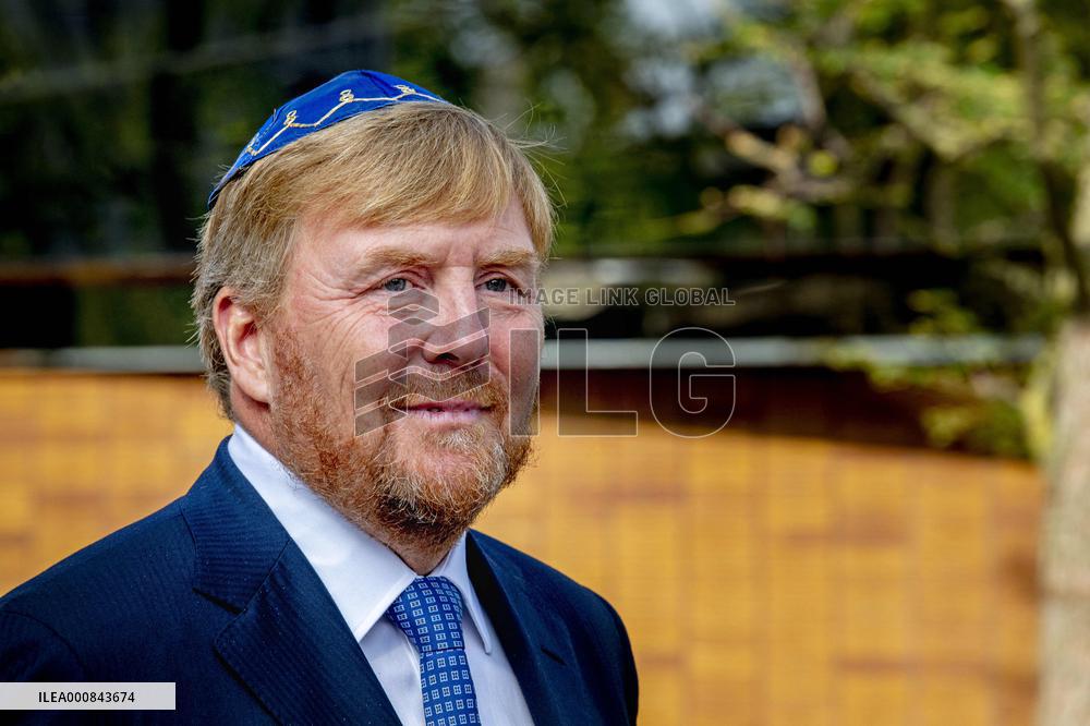 Dutch King unveils Holocaust name monument - Amsterdam