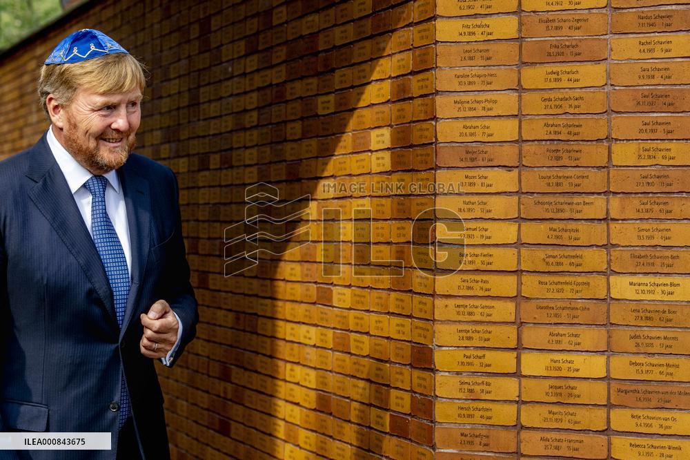 Dutch King unveils Holocaust name monument - Amsterdam
