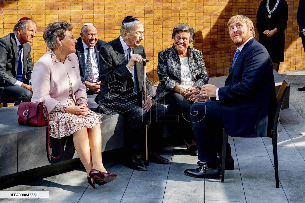 Dutch King unveils Holocaust name monument - Amsterdam