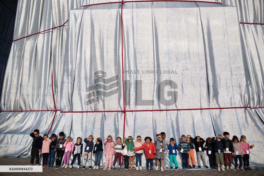 Illustrations of the wrapped Arc de Triomphe - Paris