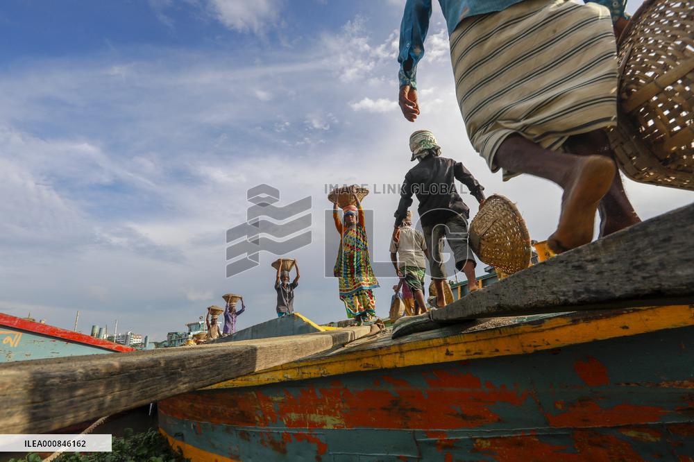 Bangladeshi Workers Unload Sand From A Cargo Boats - Dhaka