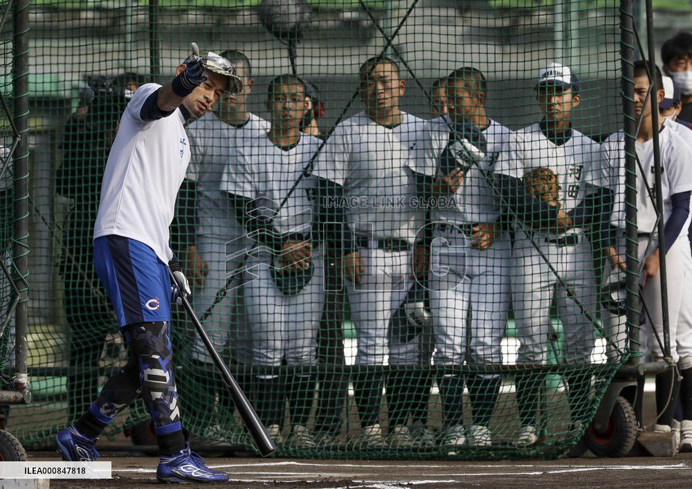 Baseball: Ichiro as temporary high school team instructor
