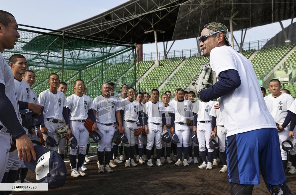 Baseball: Ichiro as temporary high school team instructor