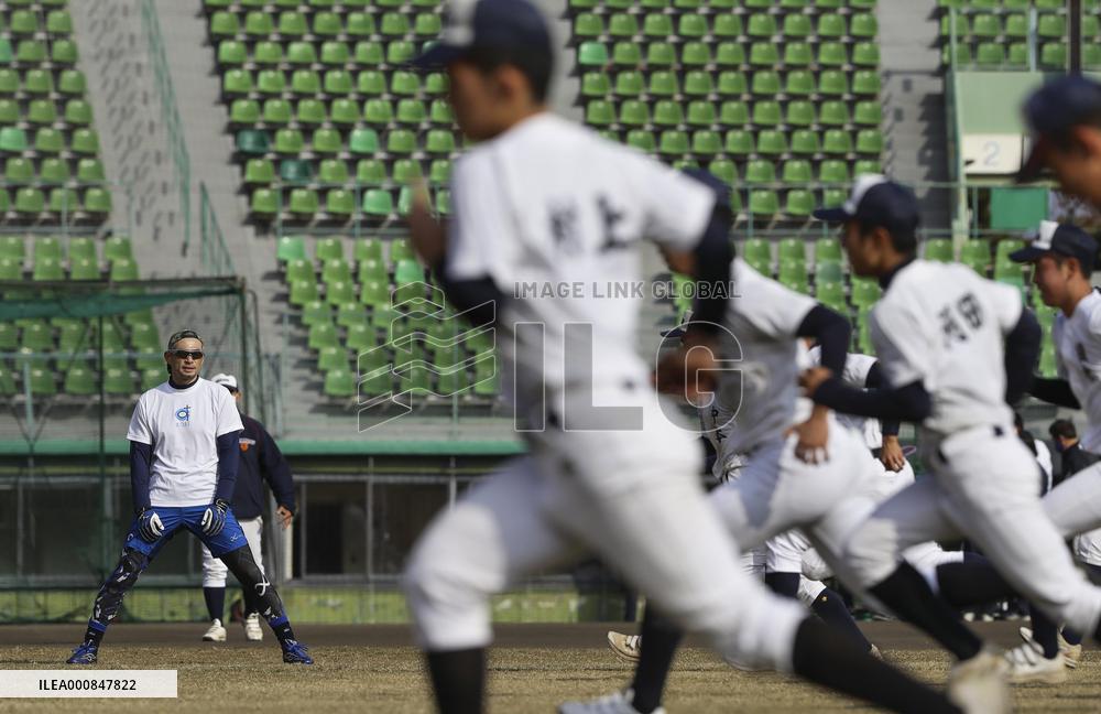 Baseball: Ichiro as temporary high school team instructor