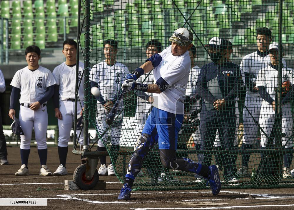 Baseball: Ichiro as temporary high school team instructor