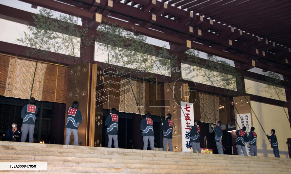 Year-end cleanup at Japanese temple