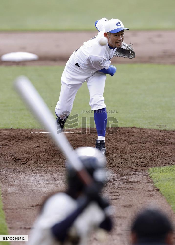 Baseball: Ichiro Suzuki in game vs. women's team