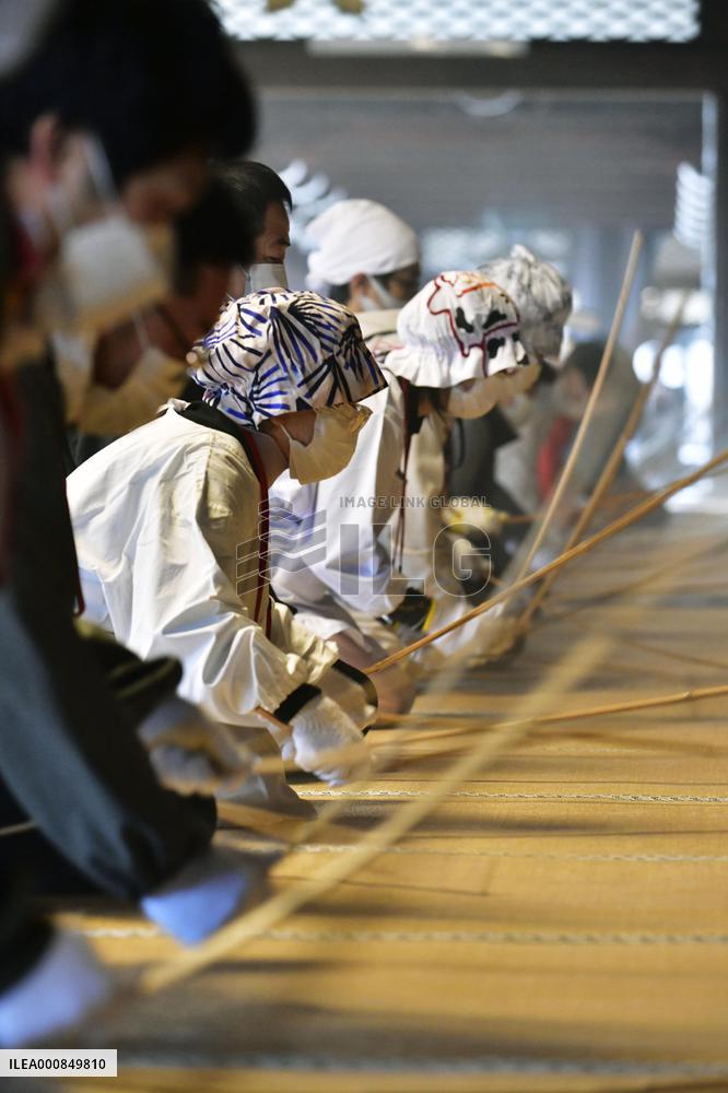 Year-end cleanup at Kyoto temple