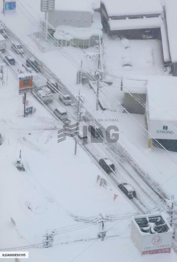 Heavy snow in Japan