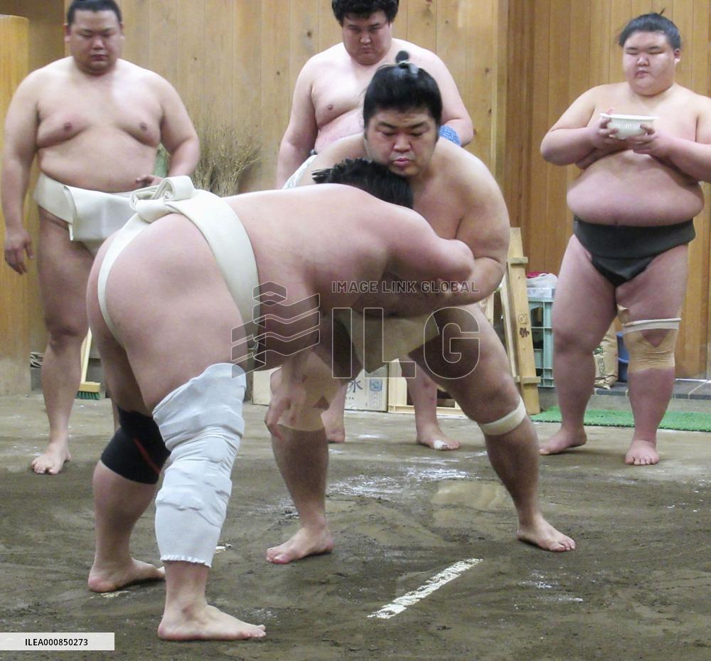 Sumo training ahead of New Year tournament