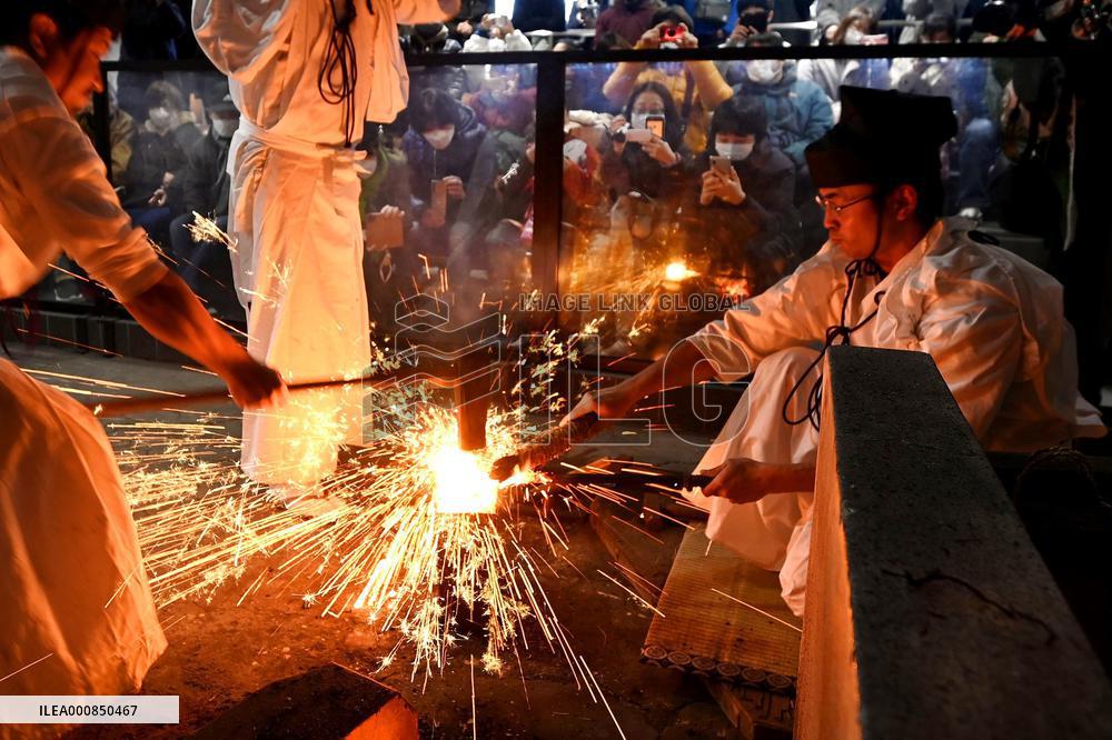 Swordsmiths hold New Year ceremony