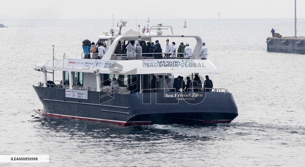 Driverless sightseeing ship