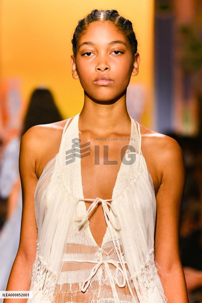 Heyres Fashion Festival - Elina Silina Runway - Chloeì Prize Winner