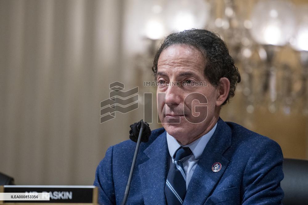 Lawmakers Vote To Hold Steve Bannon In Contempt - Washington