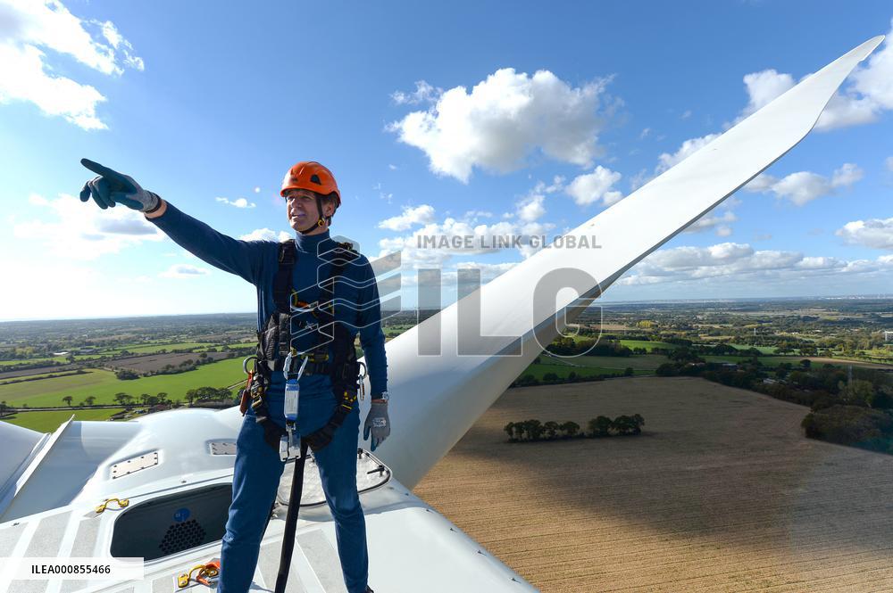 Yannik Jadot Visits A Wind Farm - Saint-Pere-en-Retz